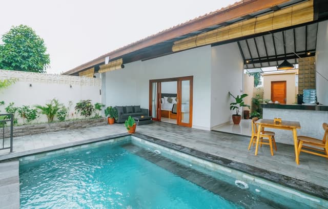 Classic Villa, 1 King Bed, Kitchen, Pool View