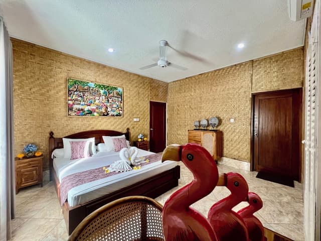 Comfort Villa, 1 King Bed, Pool View