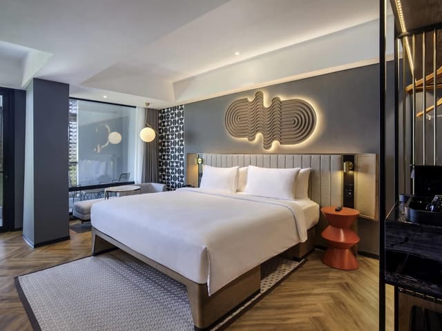 Comfort Suite, 1 King Bed, Ocean View (TRIBE)