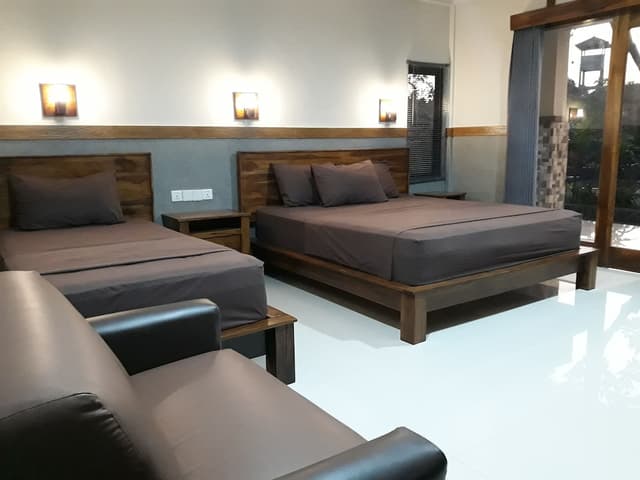 Deluxe Triple Room, Bathtub, Poolside