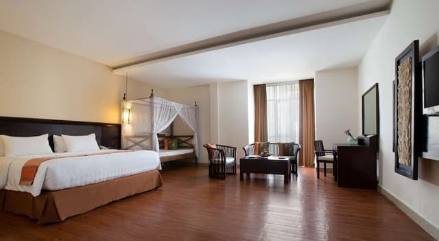 Junior Suite, 1 King Bed, Non Smoking, Garden View