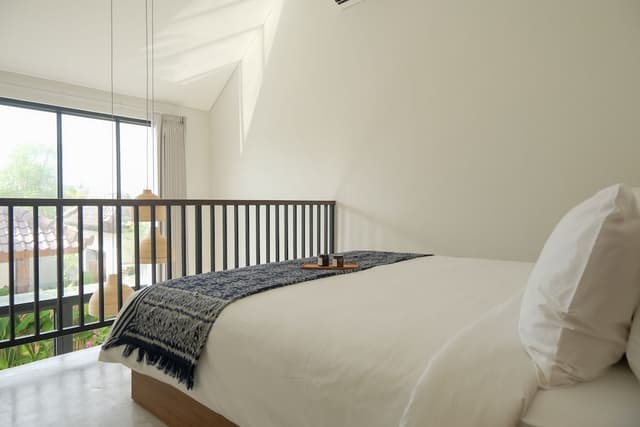 Deluxe Studio, 1 King Bed, Pool View