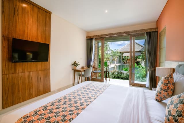 Suite, Pool View