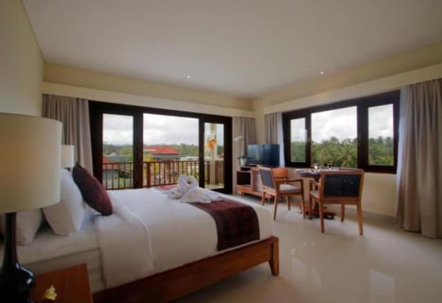 Deluxe Suite, 1 King Bed, Balcony