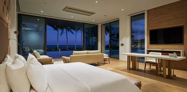 Luxury Suite, Pool Access, Beach View