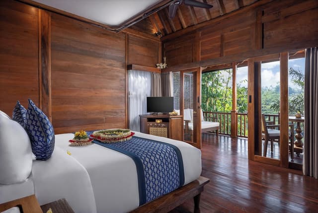 Honeymooner Rain Forest Valley Cabin with Free Minibar