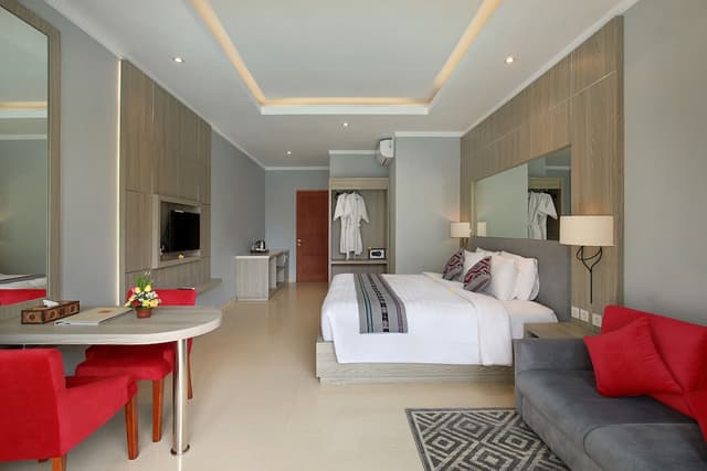 Deluxe Suite, 1 Bedroom, Pool View