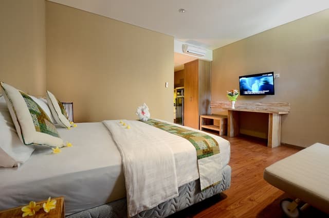 Premier Room (Pool or Garden View)