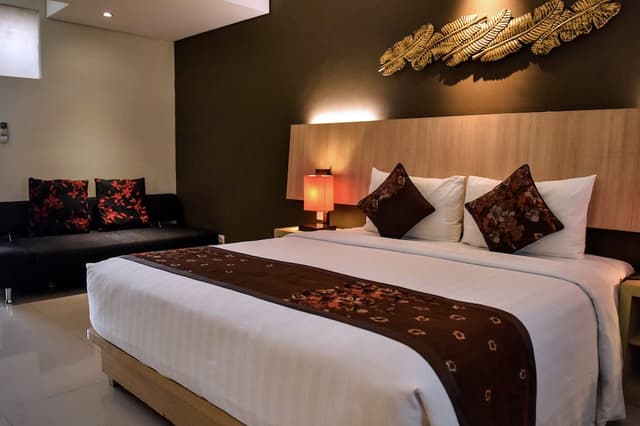 Family Room, 1 King Bed, Non Smoking, City View