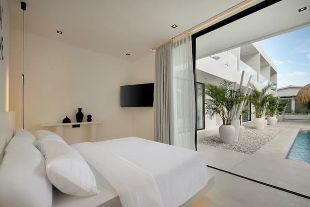 Poolside Suite