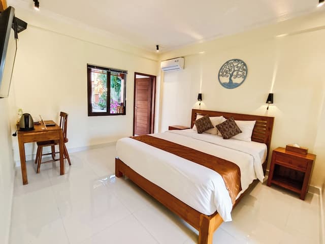 Superior Room, 1 Queen Bed, Smoking, Pool View