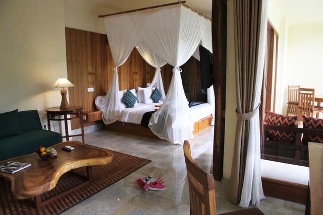 Premier Suite, 1 King Bed, Garden View, Poolside