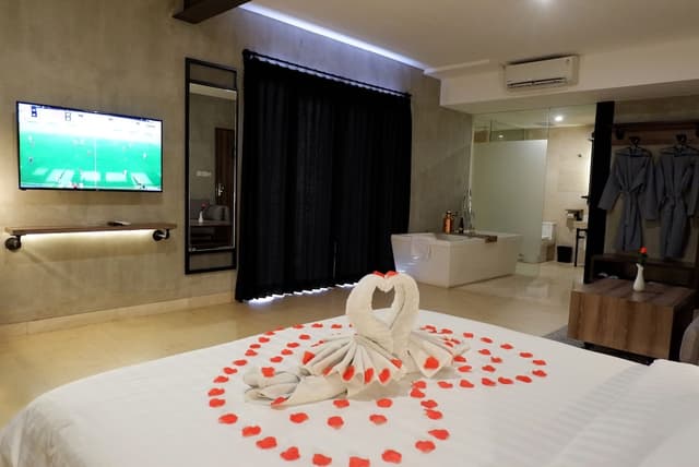 Grand Deluxe Stark Room