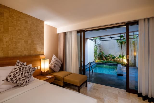 Deluxe Pool
