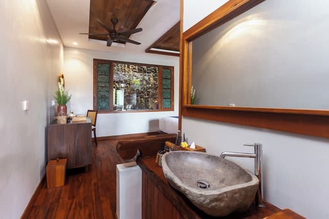 Honeymooner Rain Forest Deluxe Bathtub with Free Minibar