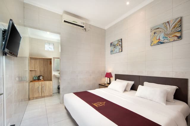 Deluxe Room, Poolside