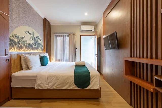 Suite, Pool View