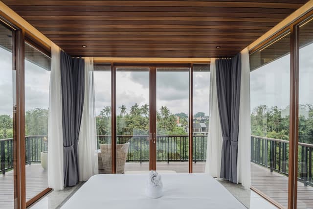 Suite with jungle view