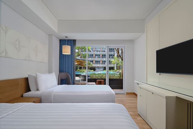 Room, 2 Twin Beds, Poolside