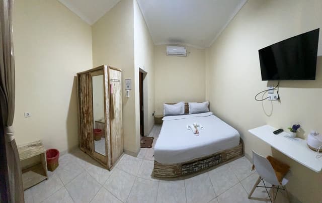 Queen-Size Beds with Pool View/Balcony