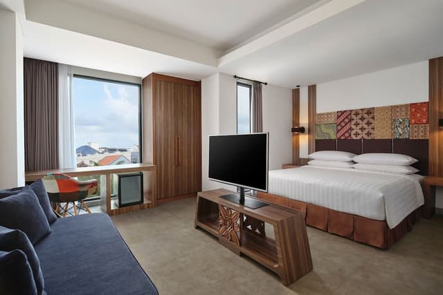 Deluxe Room, 1 King Bed, City View