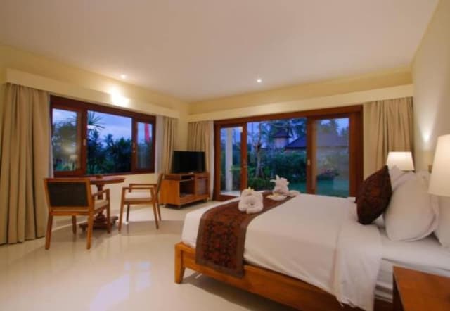 Deluxe Suite, 1 King Bed, Garden View