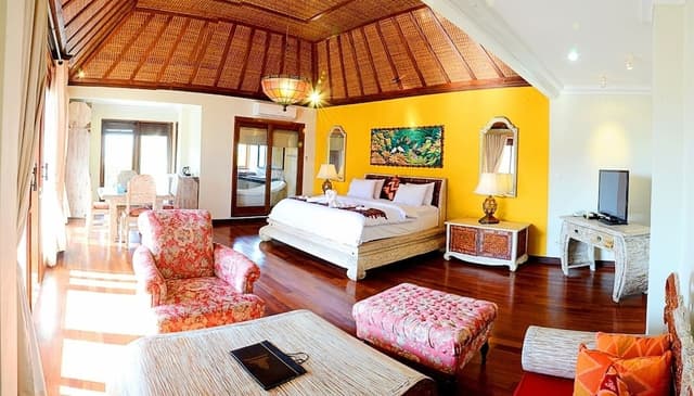 Suite, Pool View