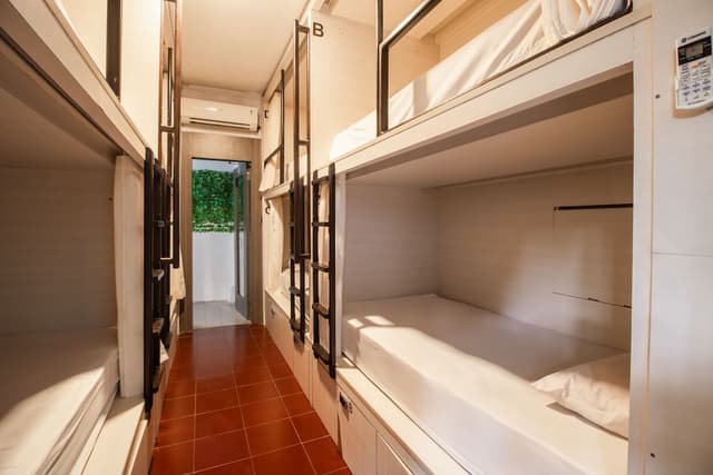Shared Dormitory, Men only