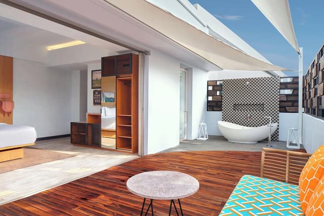 1 King Bed, Large Private Terrace, Aloft Suite