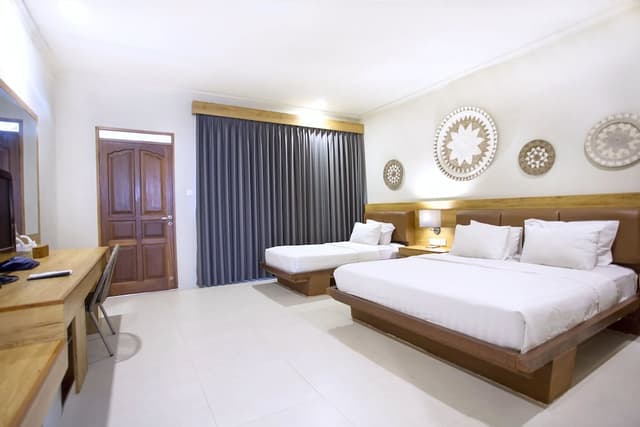 Family Room (1 King Bed + 1 Single Bed)