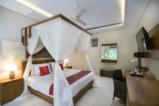 Deluxe Room, Poolside