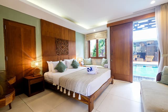 Suite, Pool View