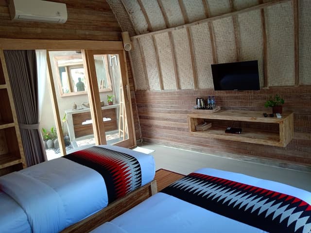Deluxe Twin with Bathtub
