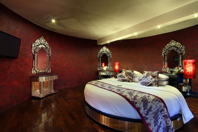 Honeymoon Suite