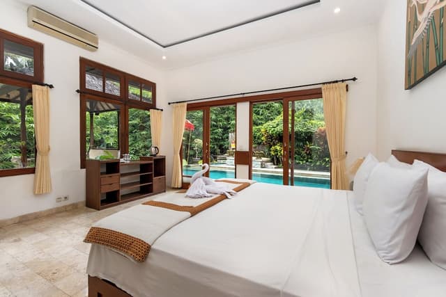 Deluxe Double Room, 1 King Bed, Pool View
