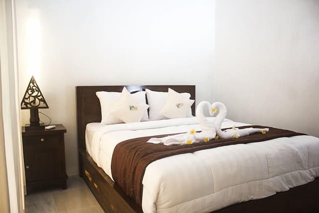 Deluxe Bungalow, 1 Queen Bed, Partial Sea View