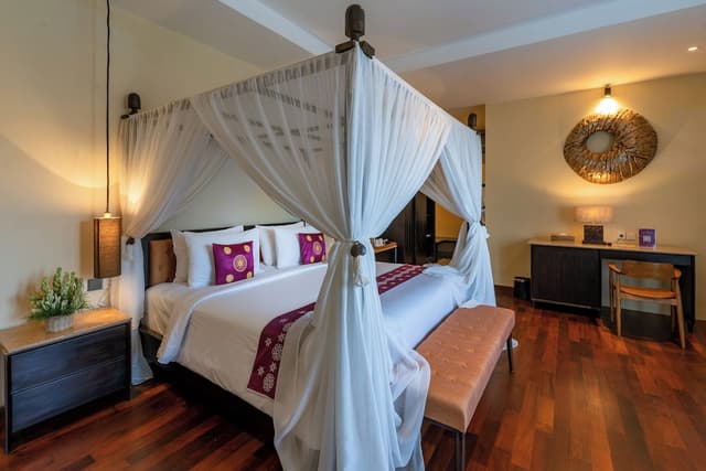 Standard Studio Suite, 1 King Bed, Pool View, Ground Floor