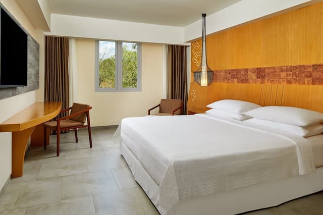 Deluxe Room, 1 King Bed, Courtyard View