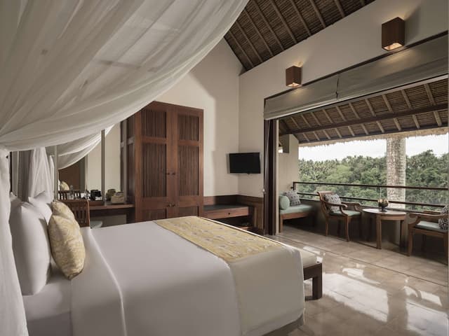 Superior Room, 1 King Bed, Hill View