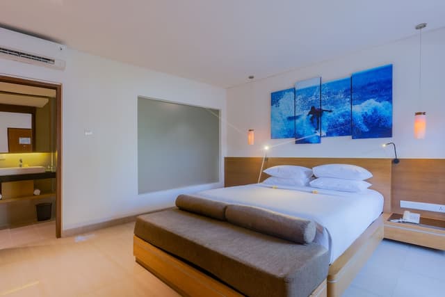 Grand Room, 1 Queen Bed, Pool View