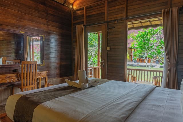 Deluxe Room, 1 King Bed, Pool View