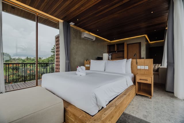 Suite with bathtub and jungle view