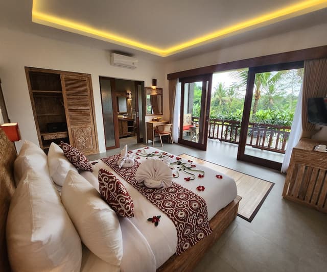 Premium Suite, Bathtub, Pool View