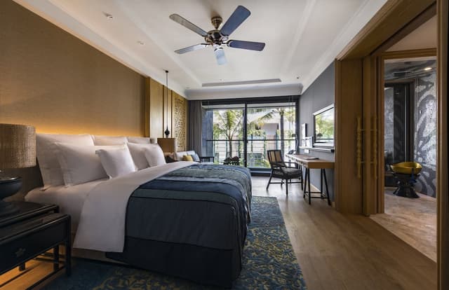 Standard King Room with One King Bed (Non Smoking) (Accessible)