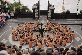 Uluwatu Temple Sunset Tour & Dinner at Jimbaran Bay