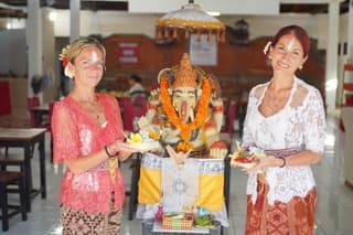 Sanur: Balinese Costume & Photographer with Making Bali Offering