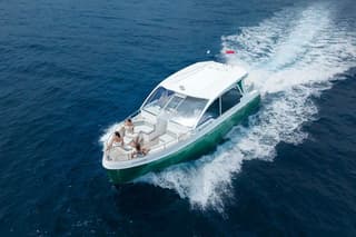 First Class Day Tour from Bali to Nusa Penida: Manta Rays, Yacht