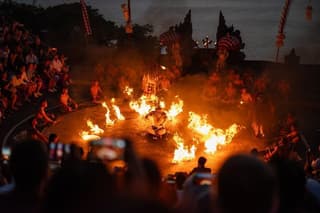 Private Uluwatu Sunset: 2 Beaches, Kecak Dance & Seafood Dinner