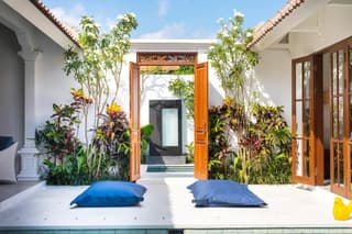Villa Sintra - 2 BR luxury in tranquil location, walk to beach