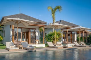 EHOA NYANYI BEACH Boutique Hotel - In front of entrance to NUANU